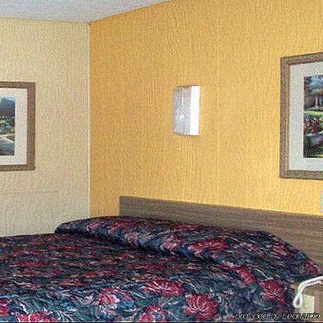 Charles Wesley Motor Lodge Downtown Broken Bow- Hochatown Room photo