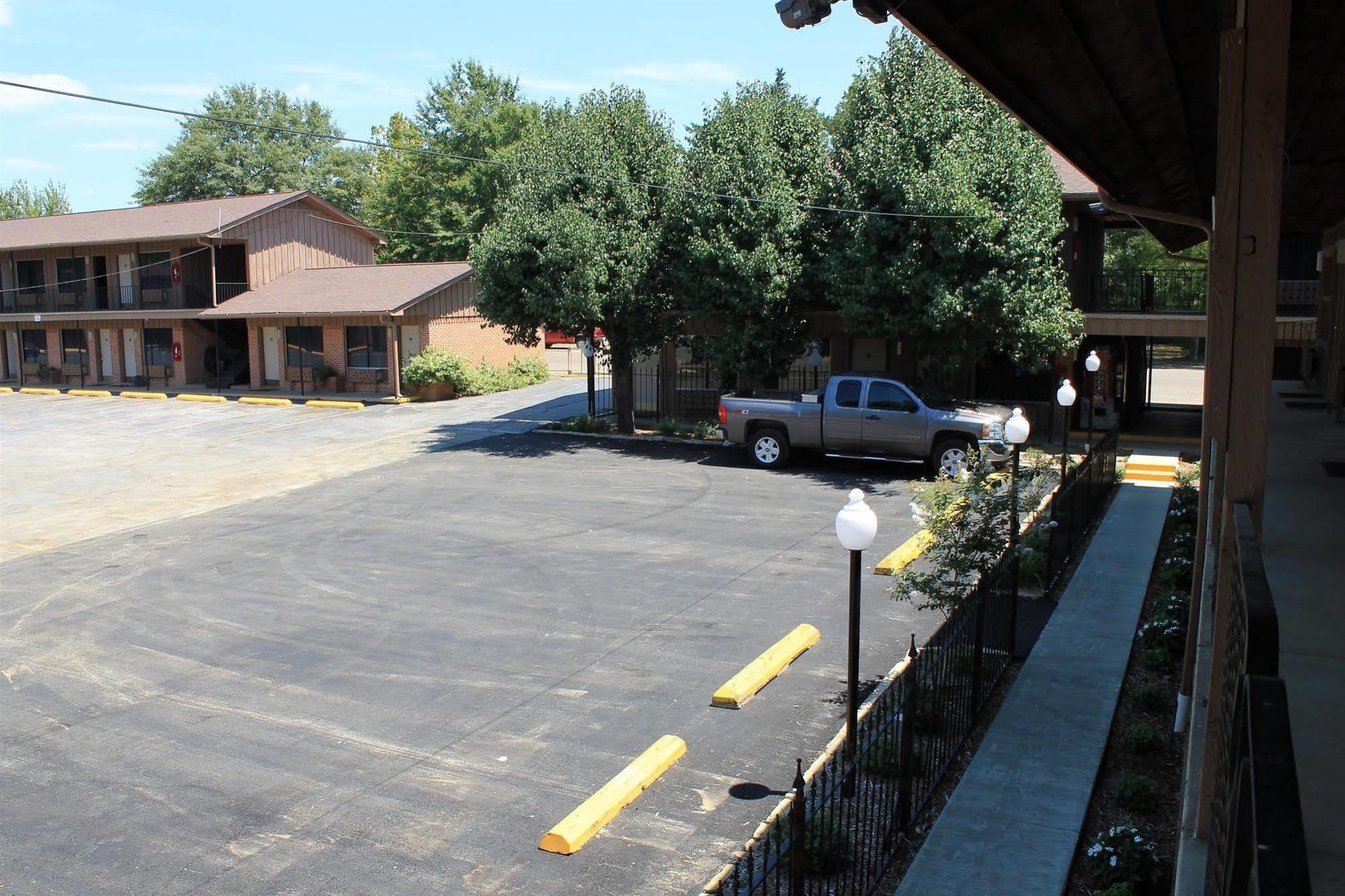 Charles Wesley Motor Lodge Downtown Broken Bow- Hochatown Exterior photo